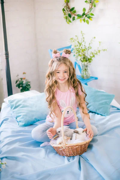 Маленькая Милая Девочка Длинными Вьющимися Волосами Кровати Маленькими Кроликами Пасхальным — стоковое фото