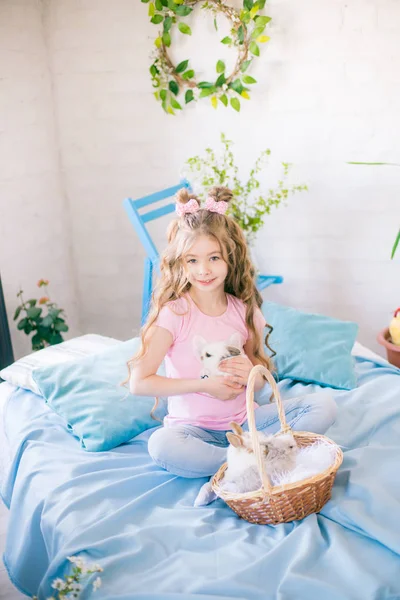 Μικρό Χαριτωμένο Κορίτσι Μακριά Σγουρά Μαλλιά Στο Κρεβάτι Μικρά Κουνελάκια — Φωτογραφία Αρχείου