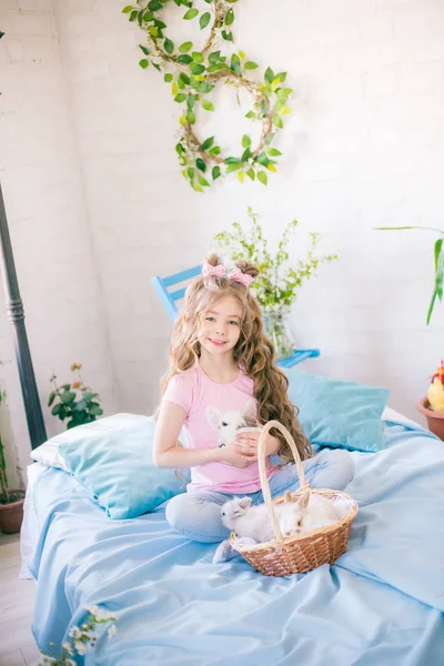 Маленькая Милая Девочка Длинными Вьющимися Волосами Кровати Маленькими Кроликами Пасхальным — стоковое фото
