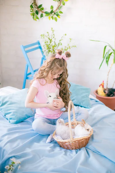 Маленька Мила Дівчинка Довгим Кучерявим Волоссям Ліжку Маленькими Кроликами Великодній — стокове фото