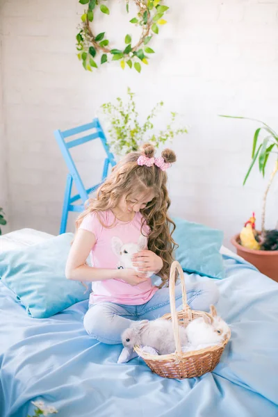 Kleines Süßes Mädchen Mit Langen Lockigen Haaren Auf Dem Bett — Stockfoto