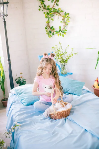 Niña Linda Con Pelo Largo Rizado Cama Con Conejitos Decoración —  Fotos de Stock