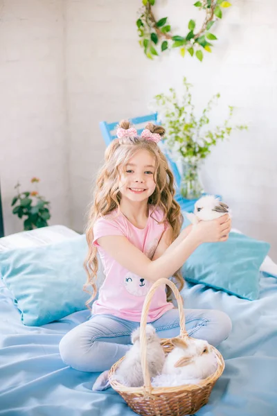 Niña Linda Con Pelo Largo Rizado Cama Con Conejitos Decoración —  Fotos de Stock