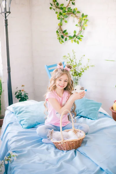 Niña Linda Con Pelo Largo Rizado Cama Con Conejitos Decoración —  Fotos de Stock