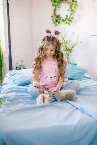 Niña Linda Con Pelo Largo Rizado Cama Con Conejitos Decoración —  Fotos de Stock