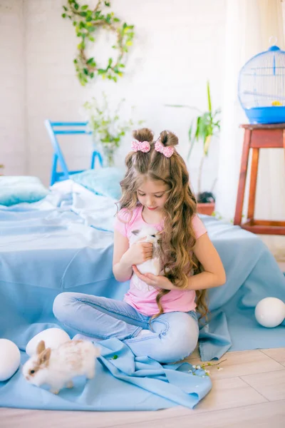 Kleines Süßes Mädchen Mit Langen Lockigen Haaren Auf Dem Bett — Stockfoto