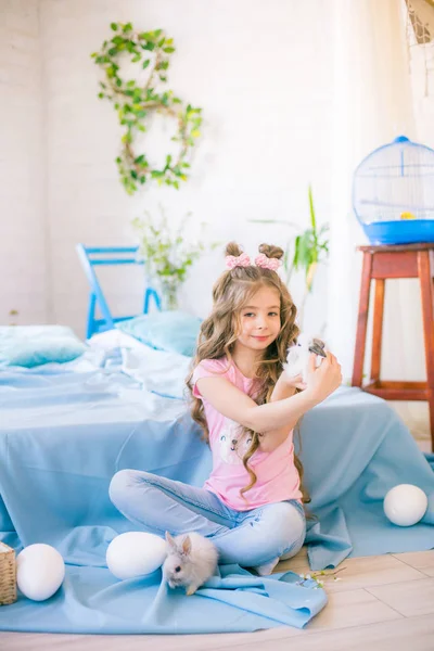 Маленька Мила Дівчинка Довгим Кучерявим Волоссям Ліжку Маленькими Кроликами Великодній — стокове фото