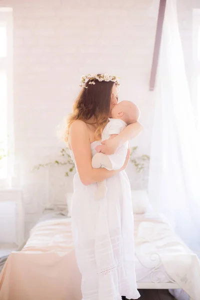 Молодая Милая Мама Венке Вишневых Цветов Белом Платье Держа Ребенка — стоковое фото