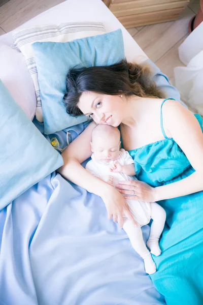 Молода Мила Мама Блакитній Сукні Тримає Дитину Руках Весняній Спальні — стокове фото