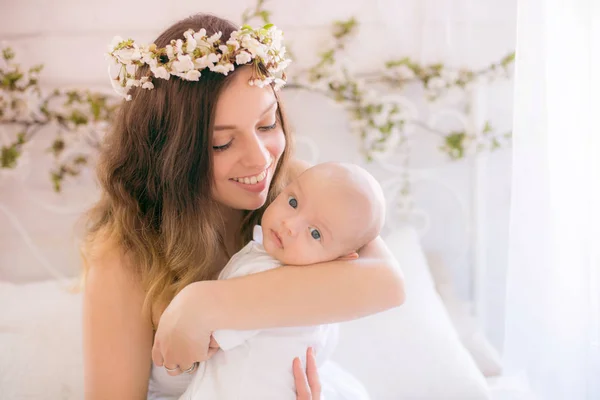 Jovem Mãe Bonito Uma Grinalda Flores Cereja Vestido Branco Segurando — Fotografia de Stock