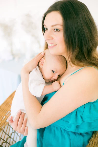 Junge Süße Mutter Einem Blauen Kleid Mit Einem Baby Arm — Stockfoto