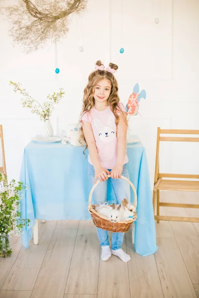 Pequena Menina Bonito Com Cabelos Longos Encaracolados Com Pequenos Coelhinhos — Fotografia de Stock