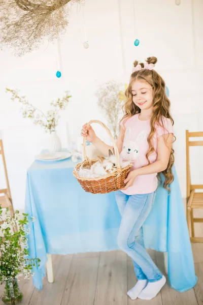 Pequena Menina Bonito Com Cabelos Longos Encaracolados Com Pequenos Coelhinhos — Fotografia de Stock