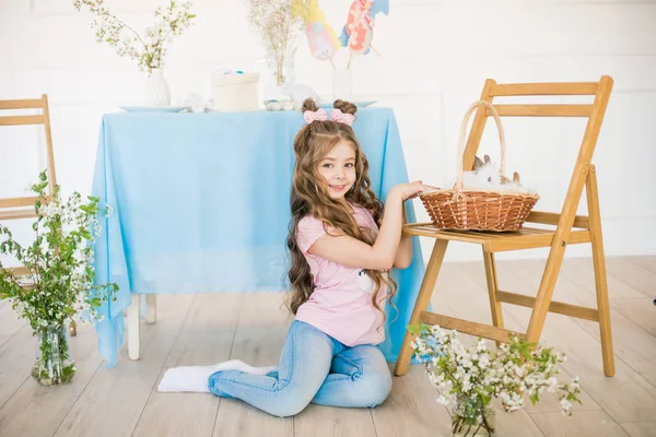 Kleines Süßes Mädchen Mit Langen Lockigen Haaren Mit Kleinen Hasen — Stockfoto