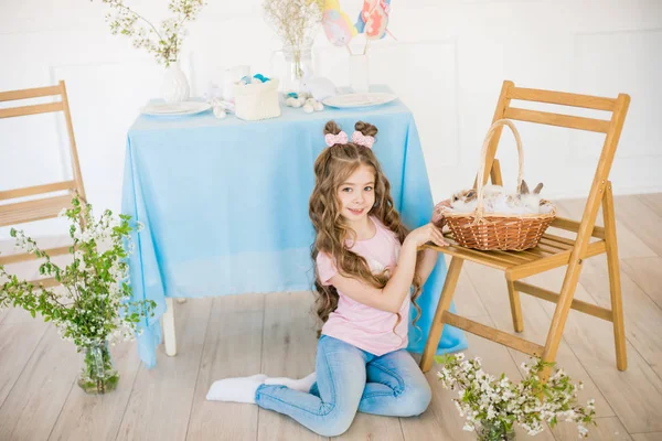 Pequena Menina Bonito Com Cabelos Longos Encaracolados Com Pequenos Coelhinhos — Fotografia de Stock