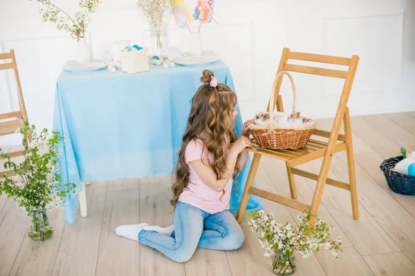 Tatil Masasında Evde Küçük Bunnies Paskalya Dekor Ile Uzun Kıvırcık — Stok fotoğraf