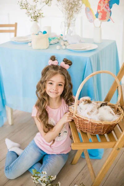 Pequena Menina Bonito Com Cabelos Longos Encaracolados Com Pequenos Coelhinhos — Fotografia de Stock