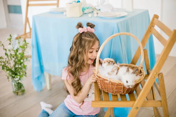 Pequena Menina Bonito Com Cabelos Longos Encaracolados Com Pequenos Coelhinhos — Fotografia de Stock
