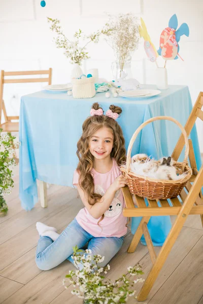 Pequena Menina Bonito Com Cabelos Longos Encaracolados Com Pequenos Coelhinhos — Fotografia de Stock