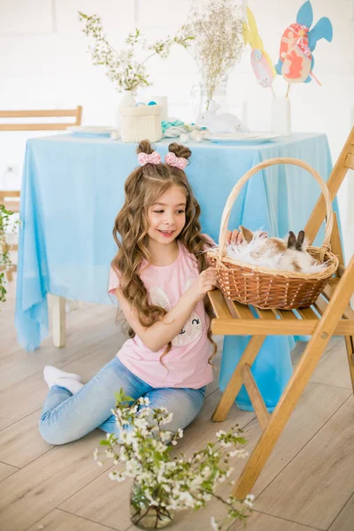 Niña Linda Con Pelo Rizado Largo Con Conejitos Decoración Pascua —  Fotos de Stock