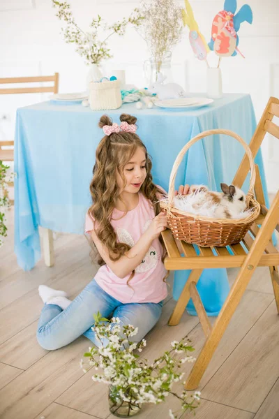 Piccola Ragazza Carina Con Lunghi Capelli Ricci Con Coniglietti Decorazioni — Foto Stock