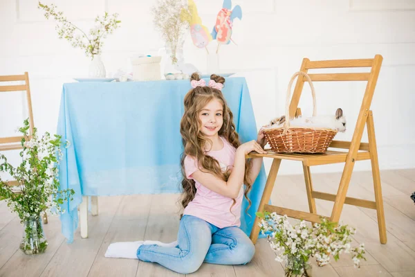 Pequena Menina Bonito Com Cabelos Longos Encaracolados Com Pequenos Coelhinhos — Fotografia de Stock