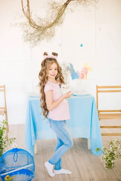 Pequena Menina Bonito Com Cabelos Longos Encaracolados Com Pequenos Coelhinhos — Fotografia de Stock