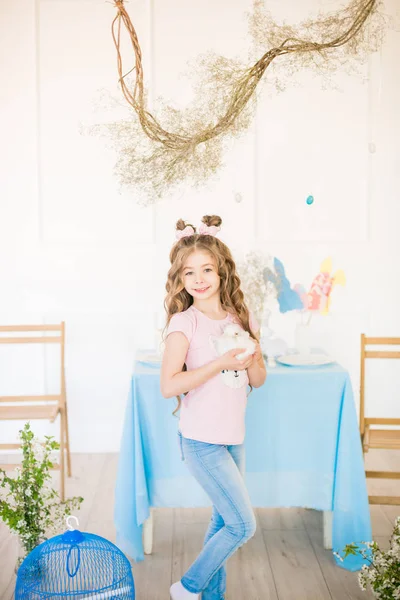 Pequena Menina Bonito Com Cabelos Longos Encaracolados Com Pequenos Coelhinhos — Fotografia de Stock