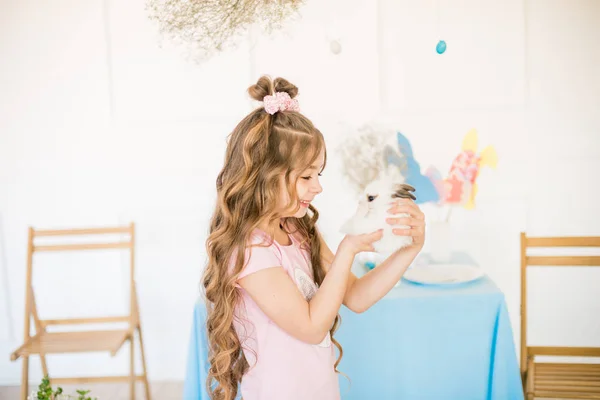 Pequena Menina Bonito Com Cabelos Longos Encaracolados Com Pequenos Coelhinhos — Fotografia de Stock