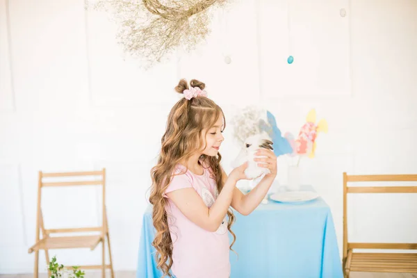 Niña Linda Con Pelo Rizado Largo Con Conejitos Decoración Pascua —  Fotos de Stock