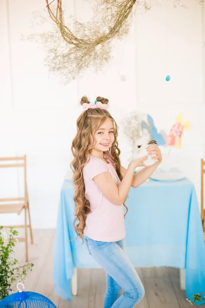 Pequena Menina Bonito Com Cabelos Longos Encaracolados Com Pequenos Coelhinhos — Fotografia de Stock