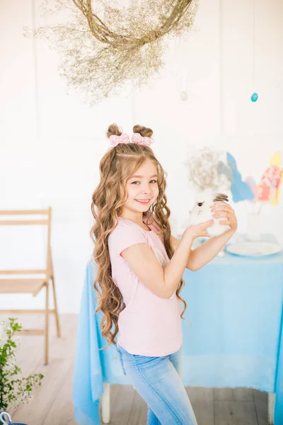 Pequena Menina Bonito Com Cabelos Longos Encaracolados Com Pequenos Coelhinhos — Fotografia de Stock