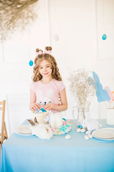 Kis Aranyos Lány Hosszú Göndör Hajú Kis Nyuszik Húsvéti Dekor — Stock Fotó