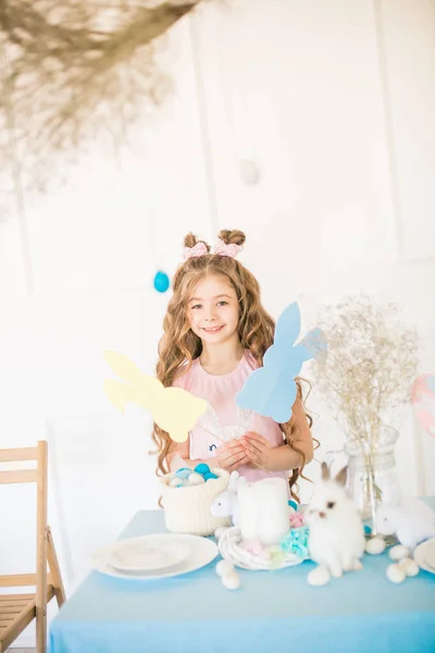 Kleines Süßes Mädchen Mit Langen Lockigen Haaren Mit Kleinen Hasen — Stockfoto