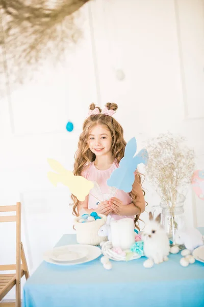 Kleines Süßes Mädchen Mit Langen Lockigen Haaren Mit Kleinen Hasen — Stockfoto