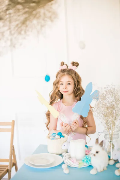 Niña Linda Con Pelo Rizado Largo Con Conejitos Decoración Pascua —  Fotos de Stock