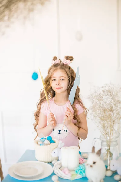 Маленька Мила Дівчинка Довгим Кучерявим Волоссям Маленькими Кроликами Великодній Декор — стокове фото