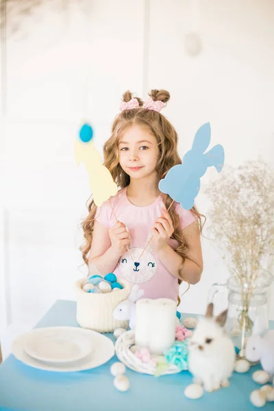 Niña Linda Con Pelo Rizado Largo Con Conejitos Decoración Pascua —  Fotos de Stock