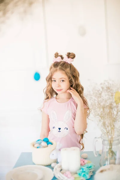 Pequena Menina Bonito Com Cabelos Longos Encaracolados Com Pequenos Coelhinhos — Fotografia de Stock