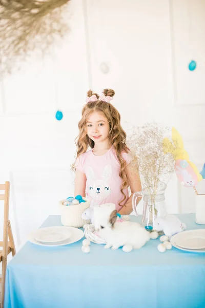 Pequena Menina Bonito Com Cabelos Longos Encaracolados Com Pequenos Coelhinhos — Fotografia de Stock