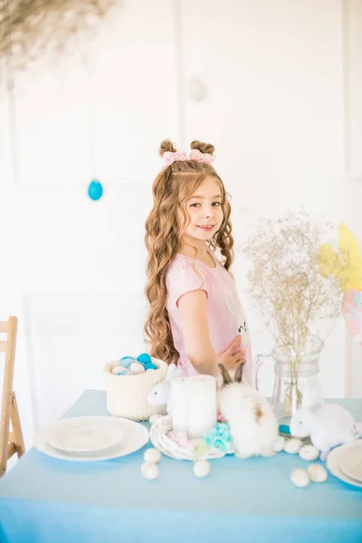 Маленькая Милая Девочка Длинными Вьющимися Волосами Маленькими Кроликами Пасхальным Декором — стоковое фото