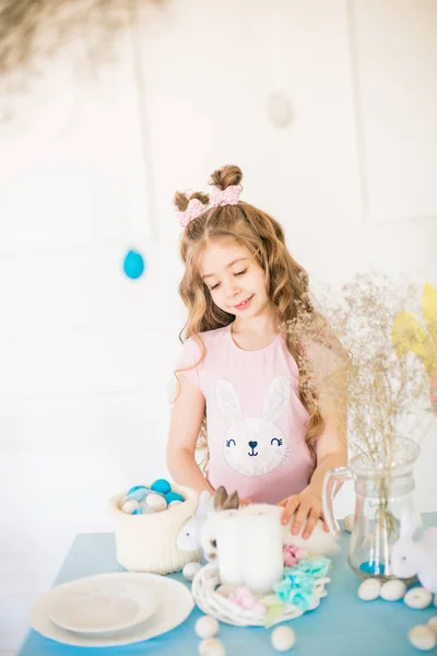 Pequena Menina Bonito Com Cabelos Longos Encaracolados Com Pequenos Coelhinhos — Fotografia de Stock