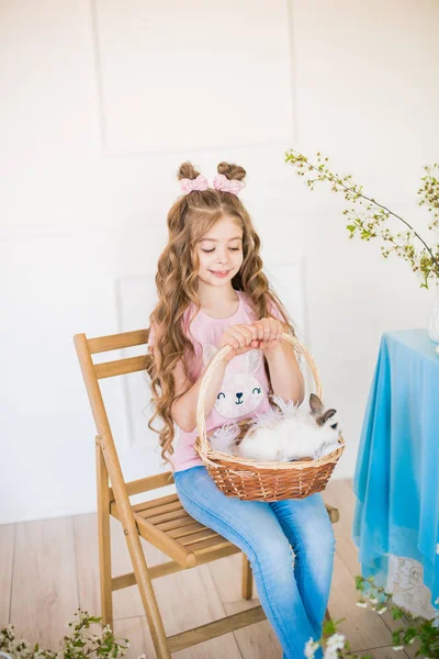 Niña Linda Con Pelo Rizado Largo Con Conejitos Decoración Pascua —  Fotos de Stock