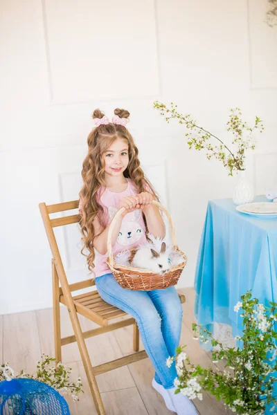 Pequena Menina Bonito Com Cabelos Longos Encaracolados Com Pequenos Coelhinhos — Fotografia de Stock