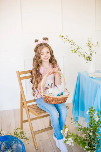 Tatil Masasında Evde Küçük Bunnies Paskalya Dekor Ile Uzun Kıvırcık — Stok fotoğraf