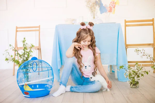 Niña Linda Con Pelo Rizado Largo Con Conejitos Decoración Pascua —  Fotos de Stock