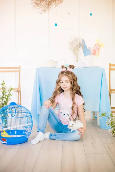 Niña Linda Con Pelo Rizado Largo Con Conejitos Decoración Pascua —  Fotos de Stock