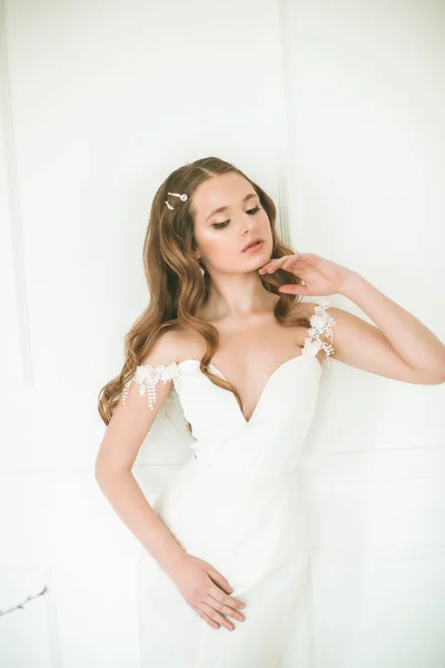 Cantik Pengantin Muda Dalam Gaun Putih Dengan Dekorasi Yang Indah — Stok Foto