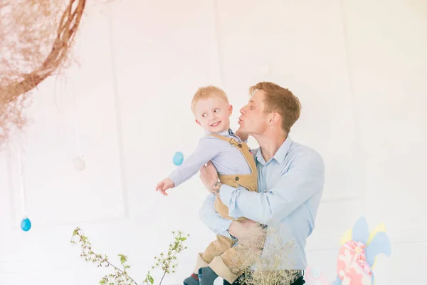 Jovem Pai Com Seu Filho Casa Com Coelhinhos Decoração Páscoa — Fotografia de Stock