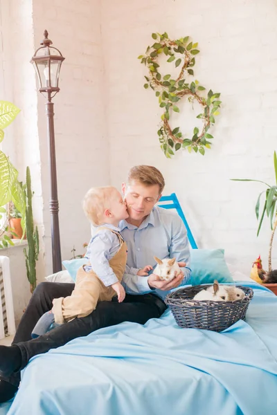 Joven Padre Con Pequeño Hijo Casa Con Conejitos Decoración Pascua — Foto de Stock